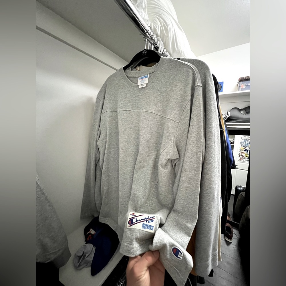 Champion Sweatshirt. Color Grey Size Medium